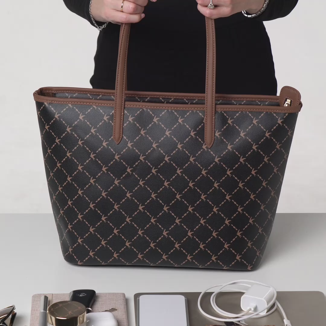 Unpacking video of Svala Vita black tote
