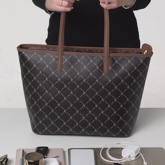Unpacking video of Svala Vita black tote